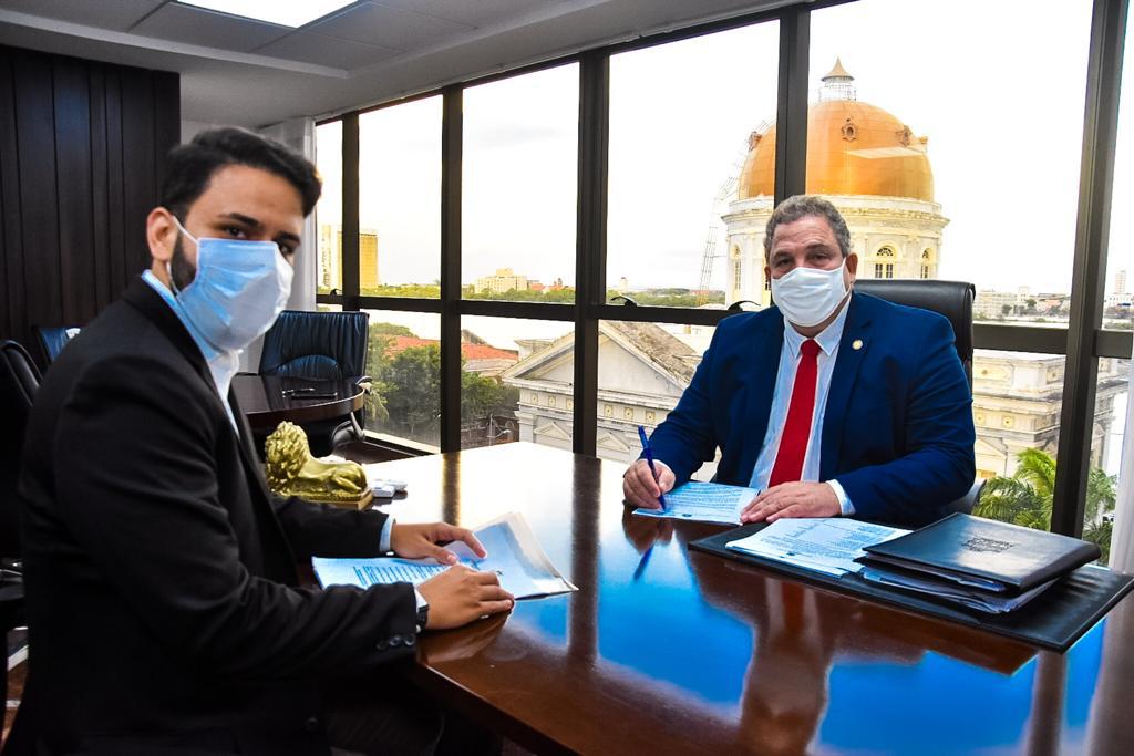 Eriberto encaminha para comissões projeto do auxílio dos artistas