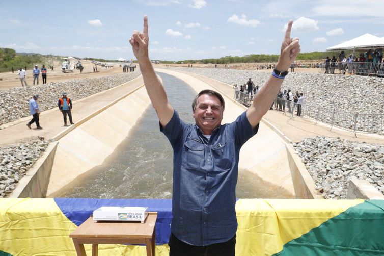 Bolsonaro participa de início dos testes no Ramal do Agreste