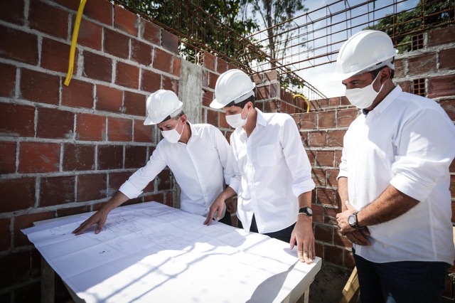 Prefeito do Recife visita obras de creche escola em Santo Amaro
