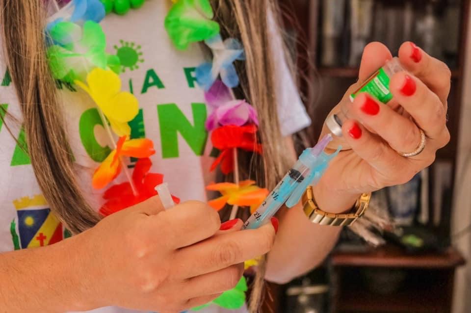 Em Caruaru, ‘Bloco da Vacina’ imuniza idosos nas residências