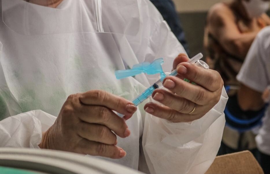 Caruaru inicia vacinação contra Covid-19 em idosos acamados