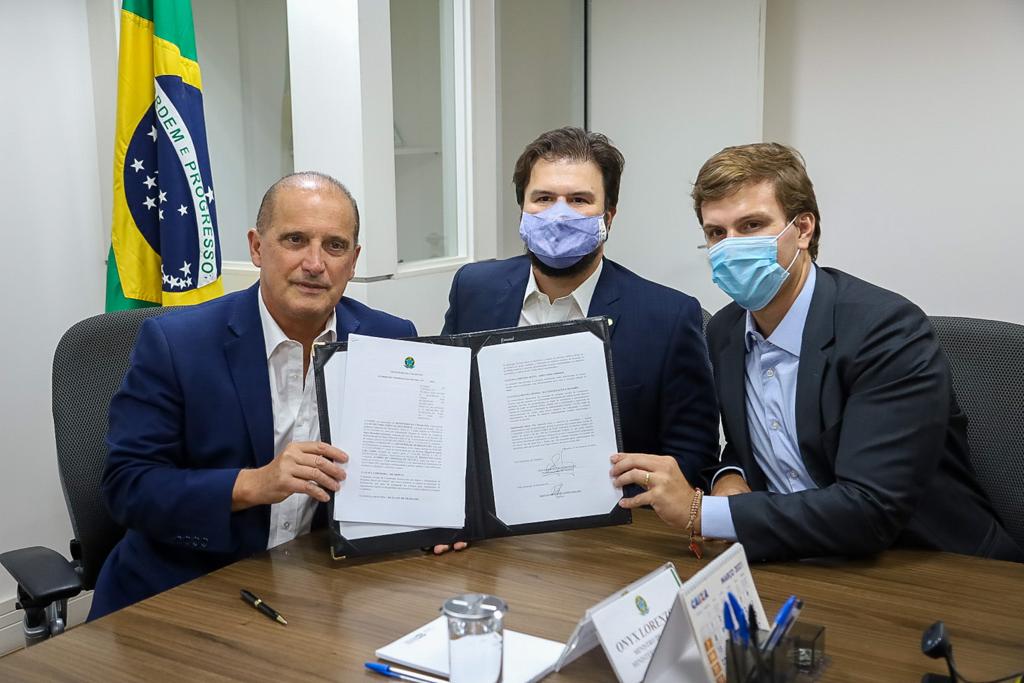 Miguel e Onyx formalizam construção de complexos esportivos em Petrolina