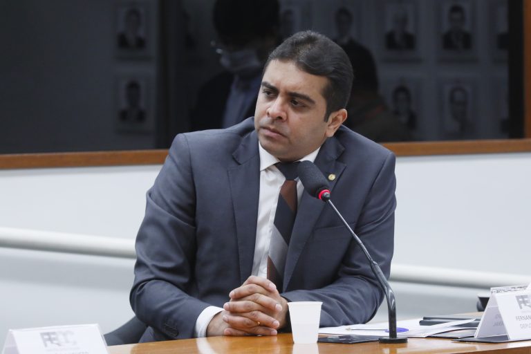 Projeto pune condutas de “furar fila” da vacinação e desviar vacinas