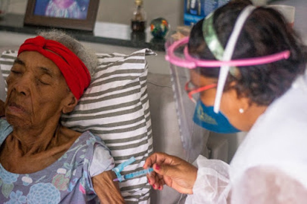 Cabo inicia mutirão de vacinação para idosos acima de 80 anos