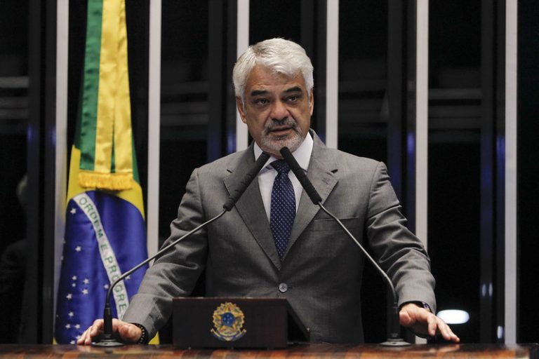 Humberto quer cassar decretos que liberam armas letais