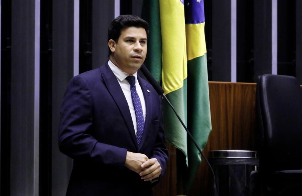Carlos Veras repudia críticas a Marília Arraes