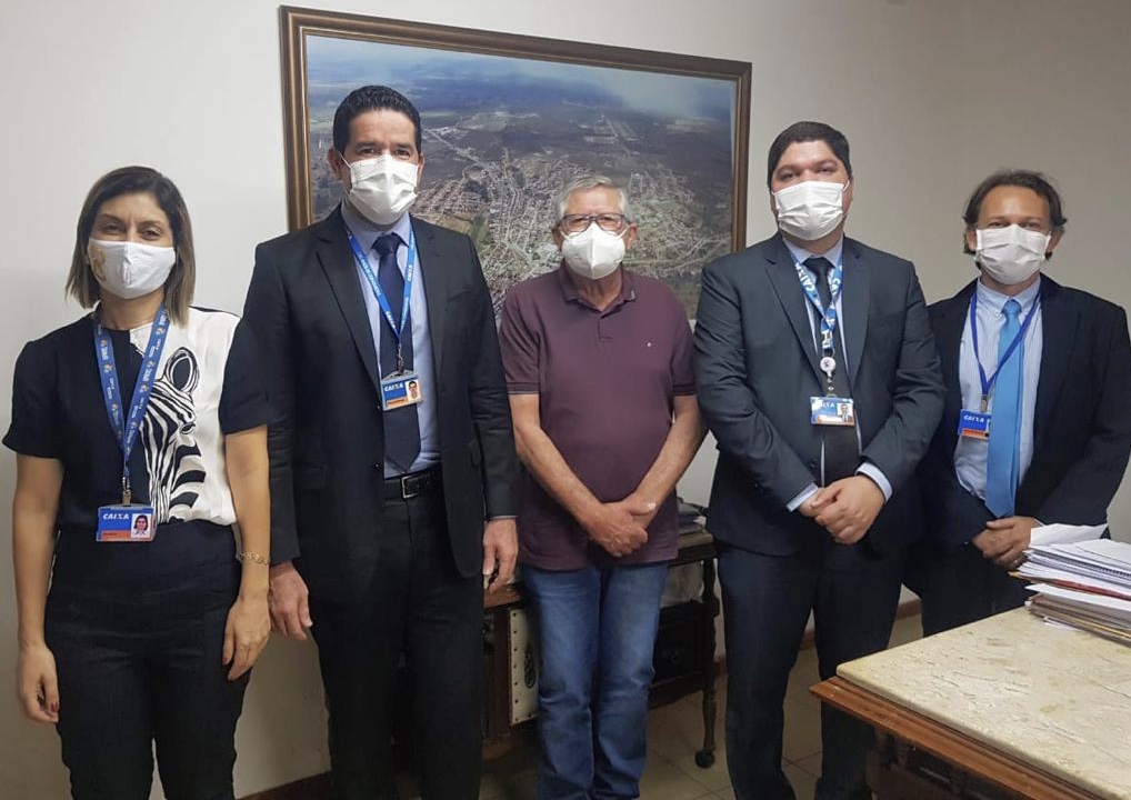 Prefeito de Sertânia recebe equipe da Caixa Econômica Federal