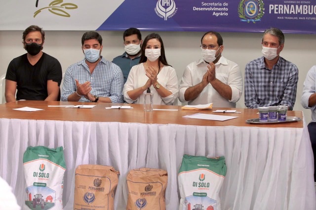 Deputado acompanha distribuição de sementes em Serra Talhada