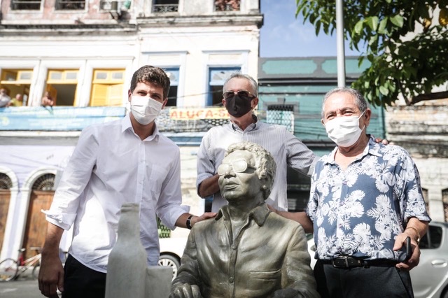 Reginaldo Rossi é homenageado com estátua no Recife