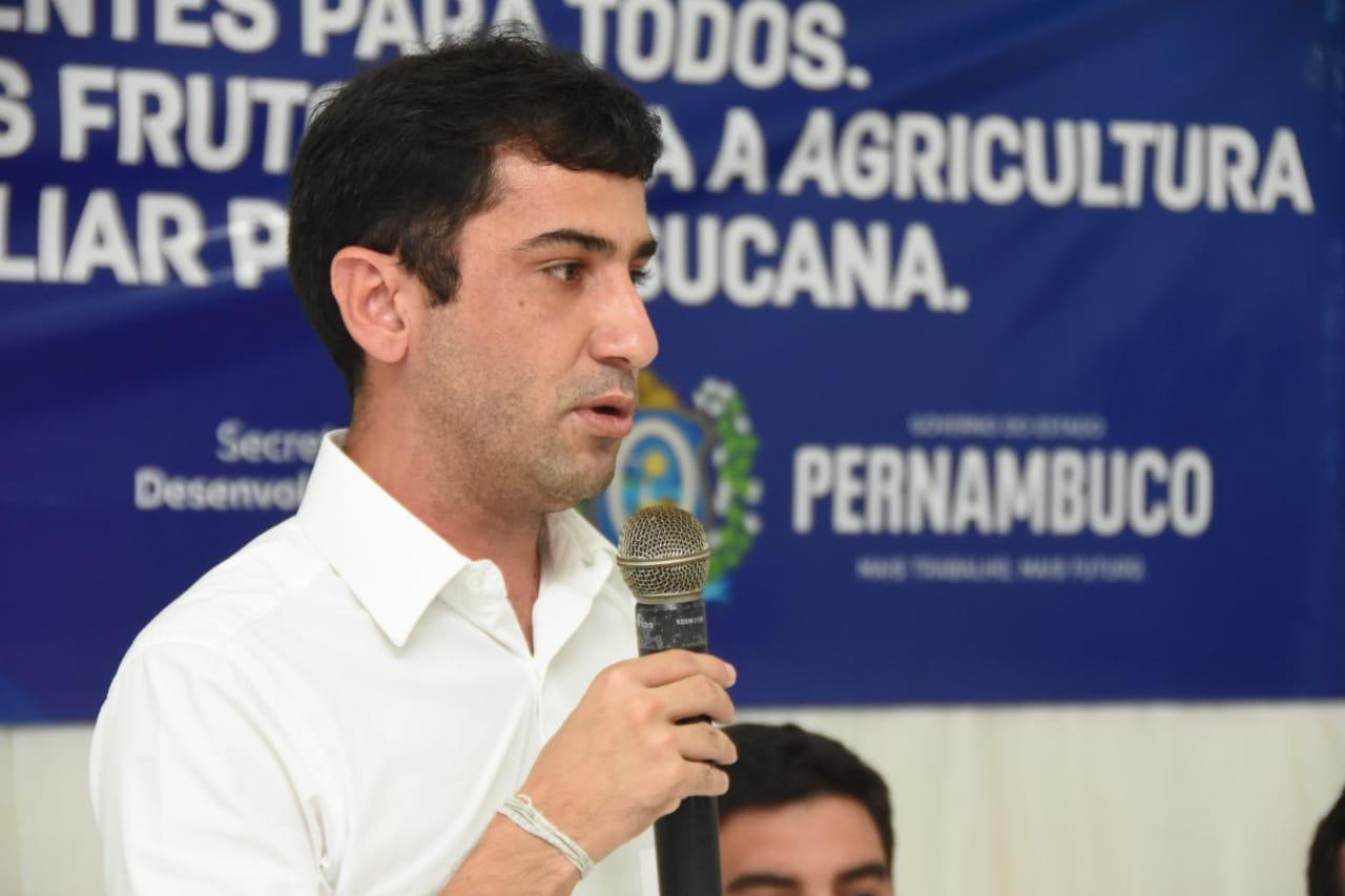 Em Manari, Claudiano entrega sementes de milho e sorgo