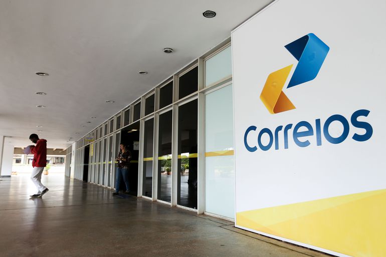 Bolsonaro entrega a Lira proposta de privatização dos Correios
