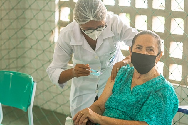 Mutirão no Cabo começa a vacinar idosos a partir de 75 anos