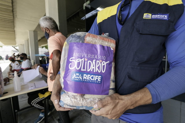 Recife inicia entrega das cestas básicas de campanha de aniversário