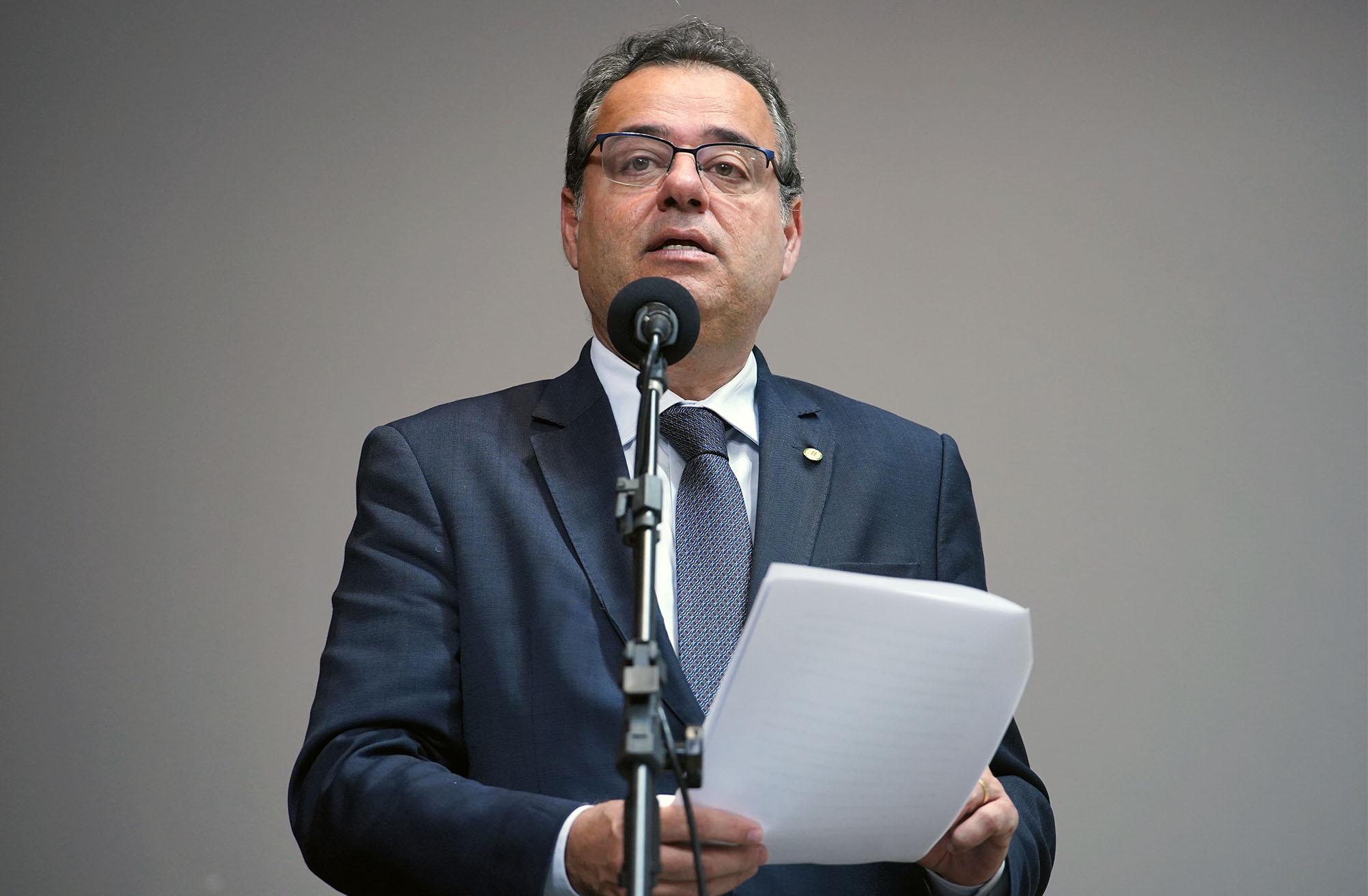 Parlamentares atuam para acelerar vacinação no Brasil