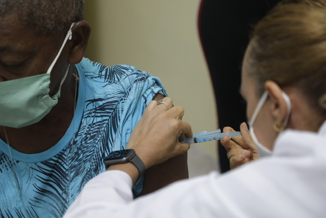 Recife inicia vacinação dos idosos em situação de rua