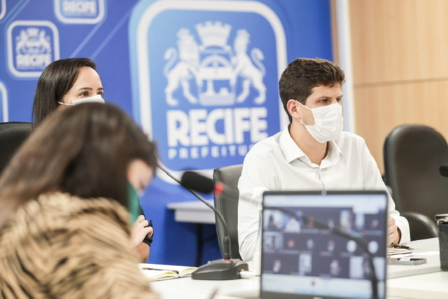 João Campos anuncia adiamento do ISS para mais setores