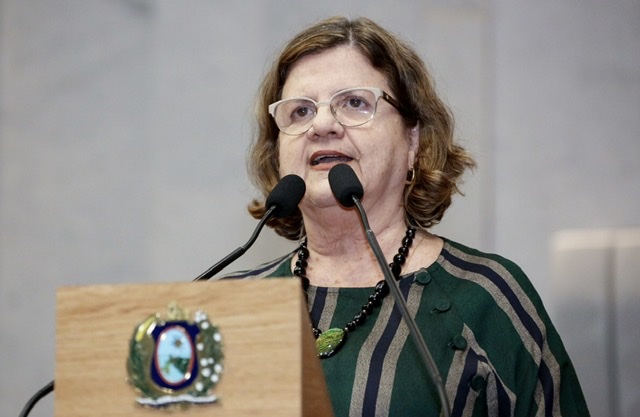 Teresa Leitão se solidariza com professora alvo de intimidação