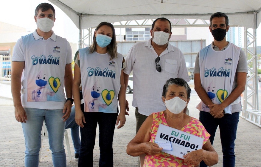 Novo drive-thru vacinou mais de 250 idosos em Santa Cruz