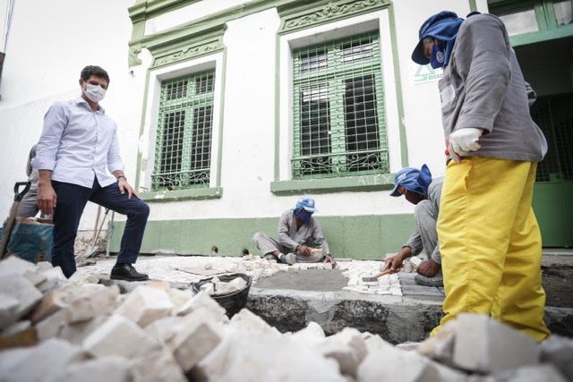 João Campos vistoria obra de requalificação de passeios públicos na Boa Vista