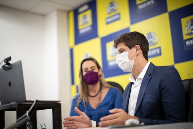 João Campos encaminha medidas para micro e pequenos empresários