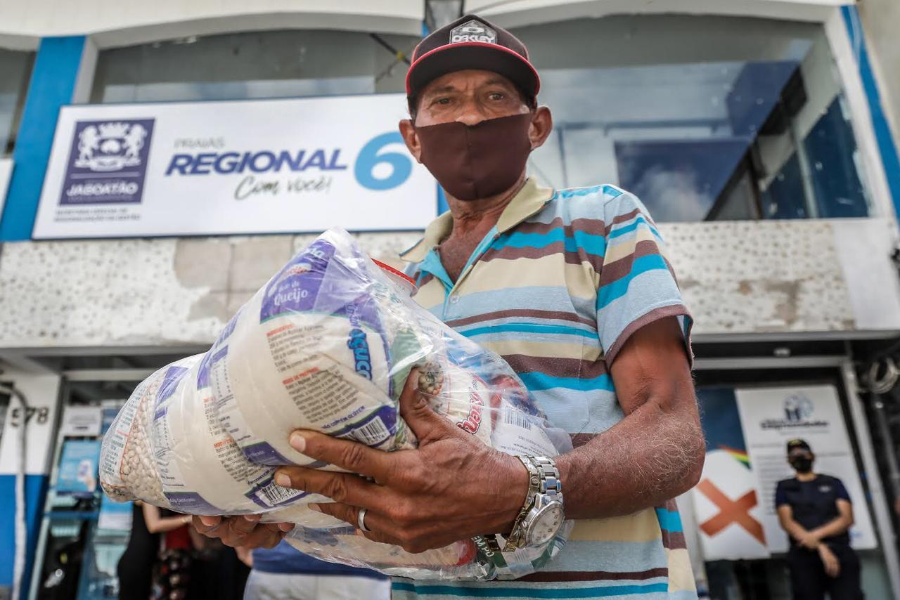 Jaboatão entrega cestas básicas a comerciantes da orla