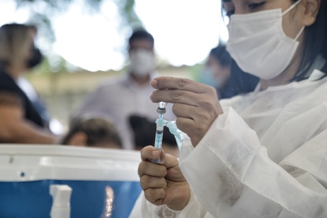 Recife alcança marca de 90% de idosos acima de 70 anos vacinados