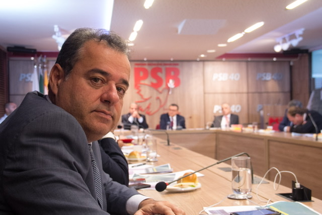 Deputados do PSB tentam cancelar reajuste nos preços de remédios