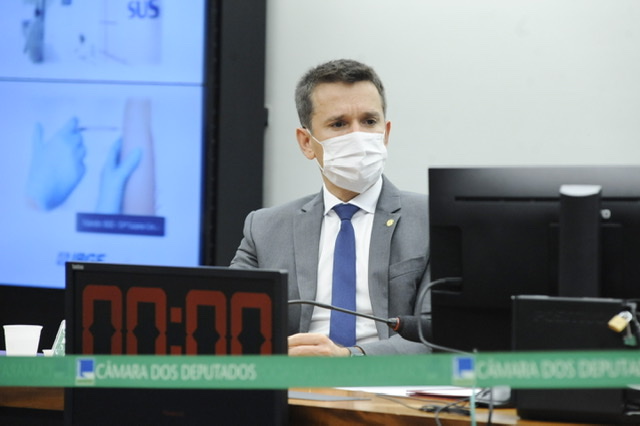 Carreras entra com ação para imunizar moradores de Noronha