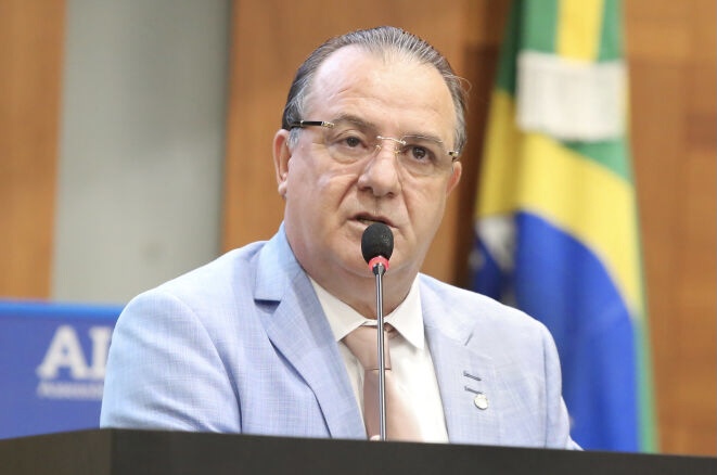 Autor de lei contra obrigatoriedade de vacina morre de Covid