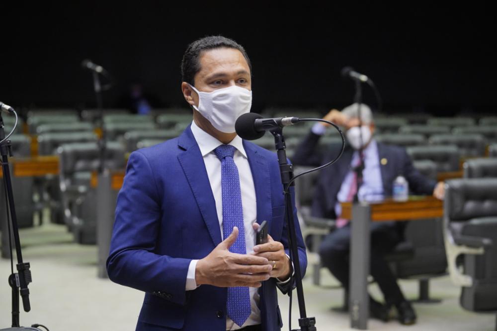 André apresenta projeto para tornar templos e igrejas essenciais