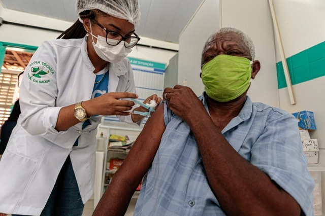 Cabo vacina população da Comunidade Quilombola Onze Negras