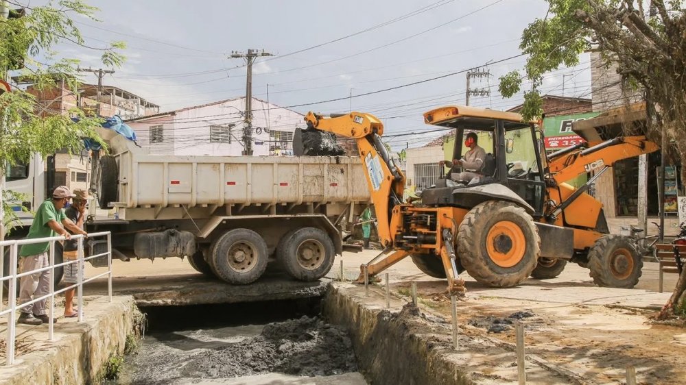 Após fortes chuvas, Cabo intensifica ações de limpeza nos bairros