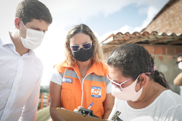 João Campos acompanha obras em áreas de morro do Recife