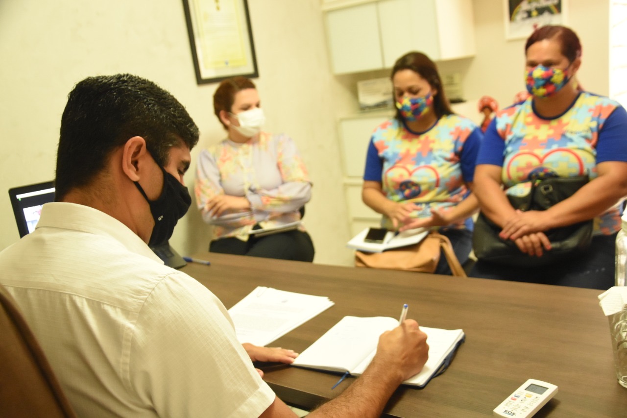 Lessa se reúne com representantes da Associação Mundo Azul