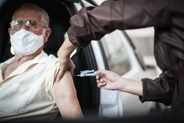 Recife anuncia vacinação para idosos a partir de 62 anos