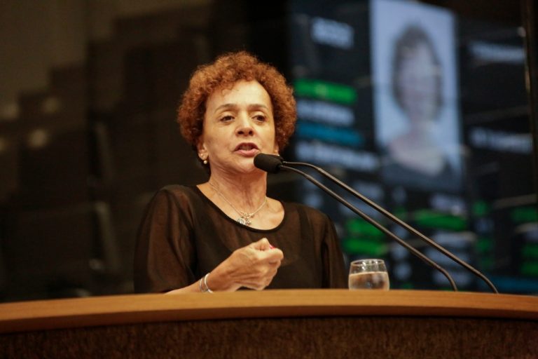 Laura Gomes registra aniversário do Blog Cenário