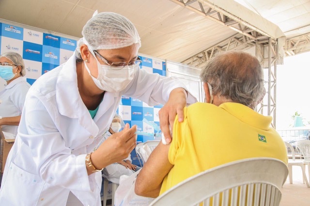 Cabo inicia vacinação de idosos acima de 66 anos