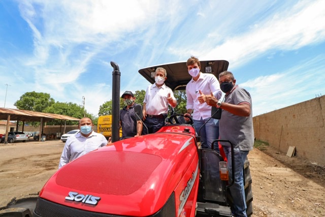 Gonzaga Patriota entrega tratores em cidades sertanejas