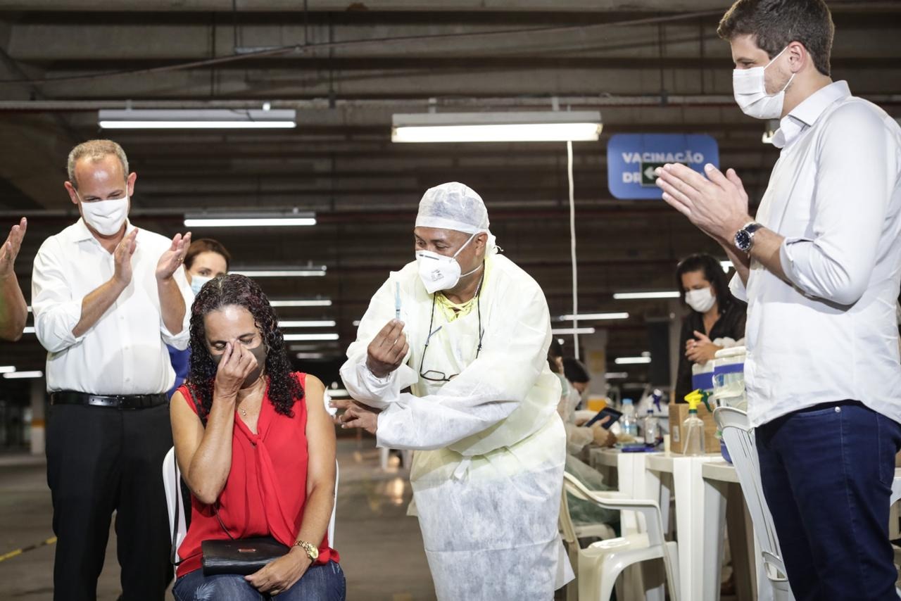 Recife vacina as primeiras trabalhadoras da educação