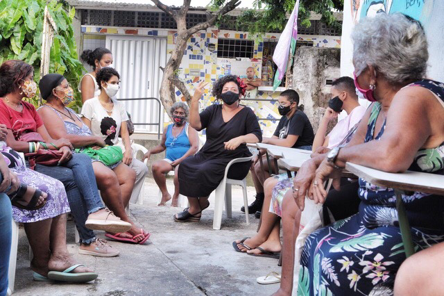 Dani Portela visita comunidade de Passarinho após chuvas