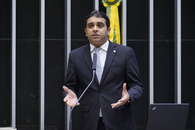 Deputado apresenta emenda para garantir vacinação de professores antes do retorno às aulas