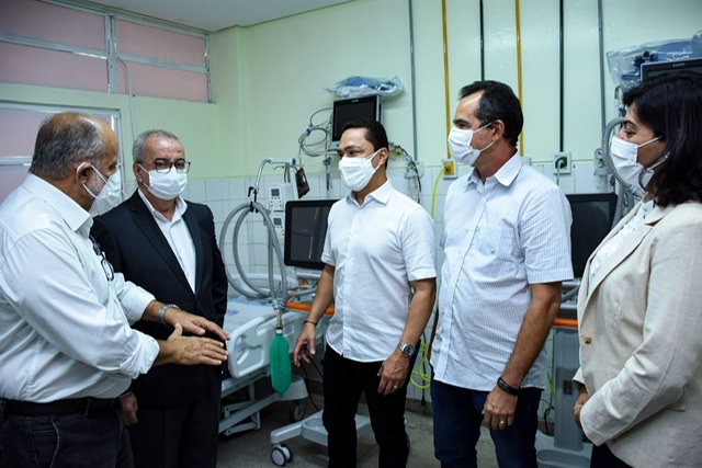 André Ferreira participa de entrega de leitos de UTI em Gravatá