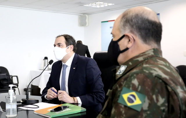 Paulo Câmara assina termo de compromisso para instalação da Escola de Sargentos do Exército