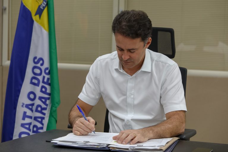 Lei isenta famílias do Jaboatão da taxa de iluminação pública