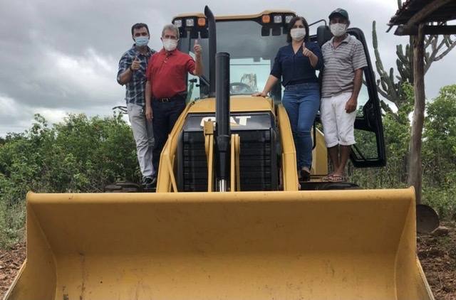 Patriota entrega tratores e uma retroescavadeira em Salgueiro