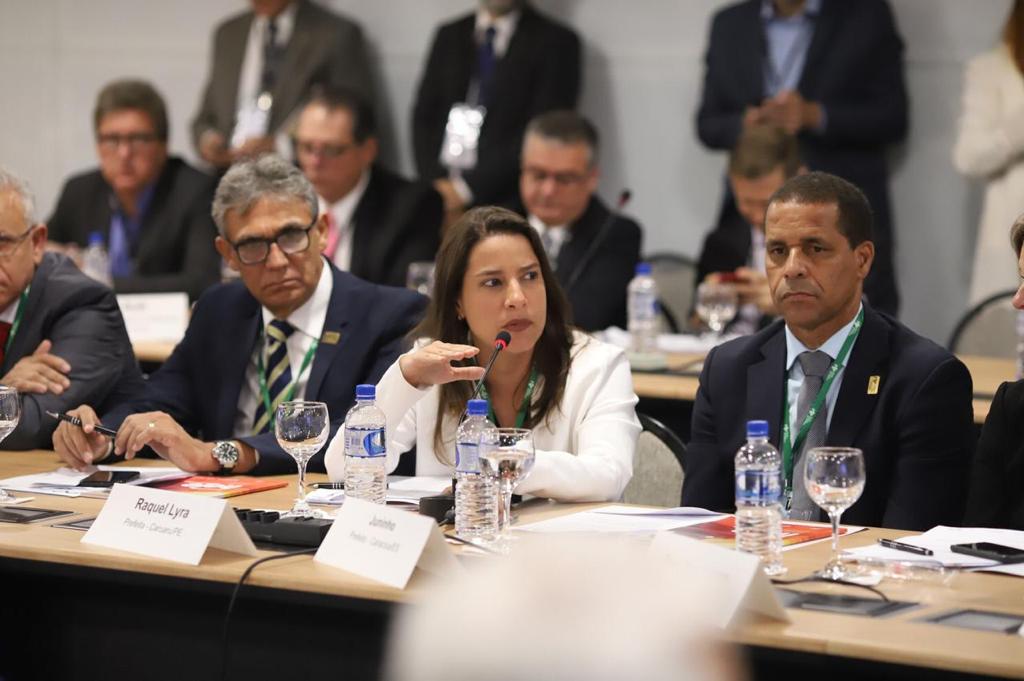 Raquel assume vice-presidência de grupo na frente de prefeitos