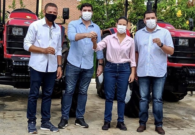 Tonynho representa Tony Gel na entrega de tratores em Caruaru