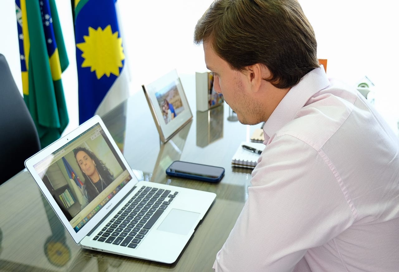 Miguel Coelho e prefeita de Bezerros debatem educação e gestão pública