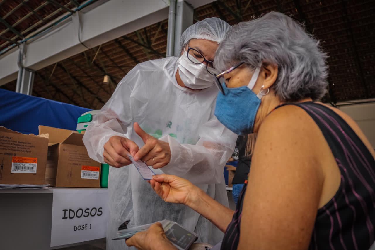 Prefeitura de Caruaru faz plantão para a 2ª dose da vacina