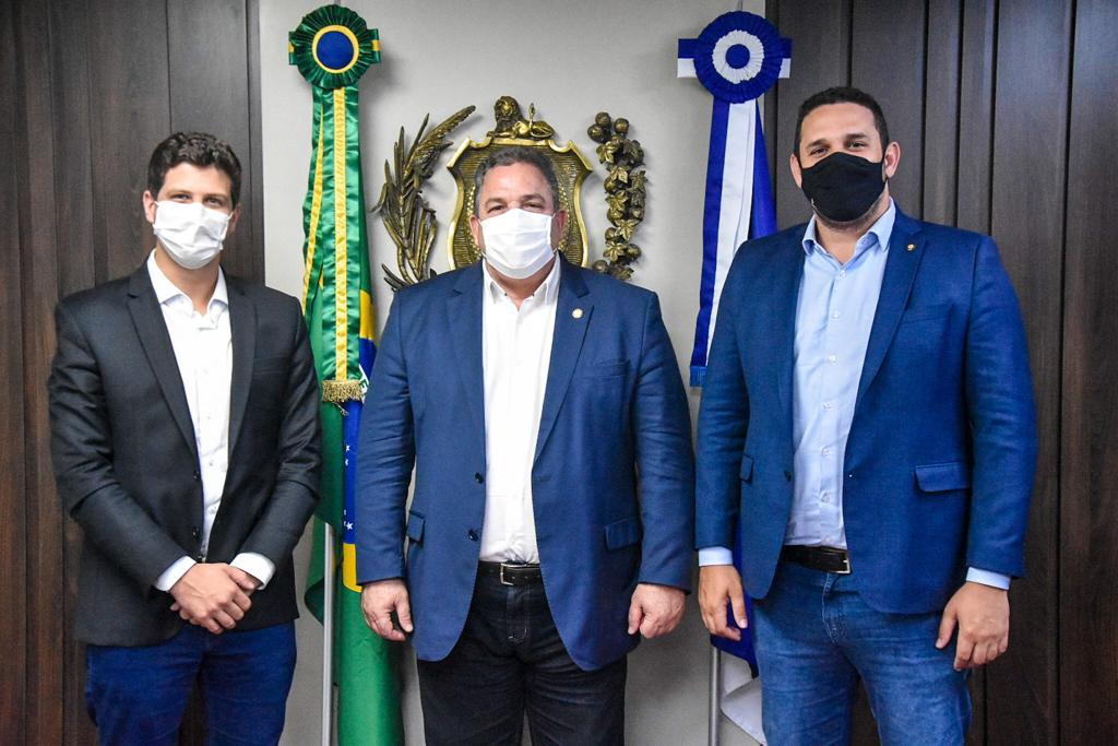 Eriberto Medeiros recebe prefeito do Recife